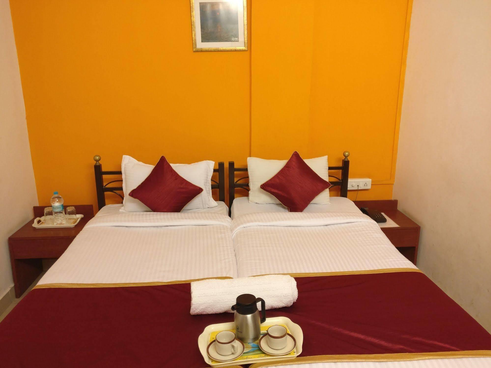Oyo 1065 Hotel Hmr Royal Inn Púna Exteriér fotografie