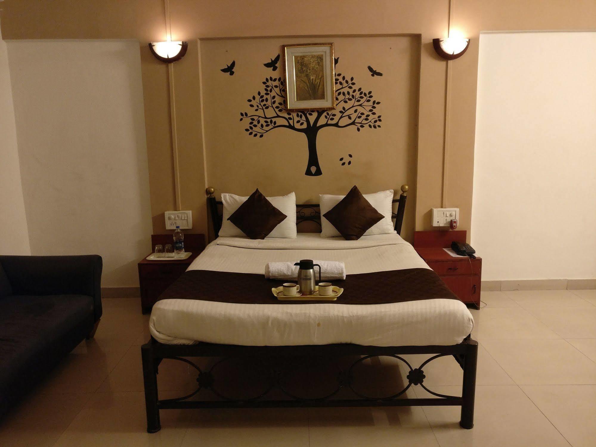 Oyo 1065 Hotel Hmr Royal Inn Púna Exteriér fotografie